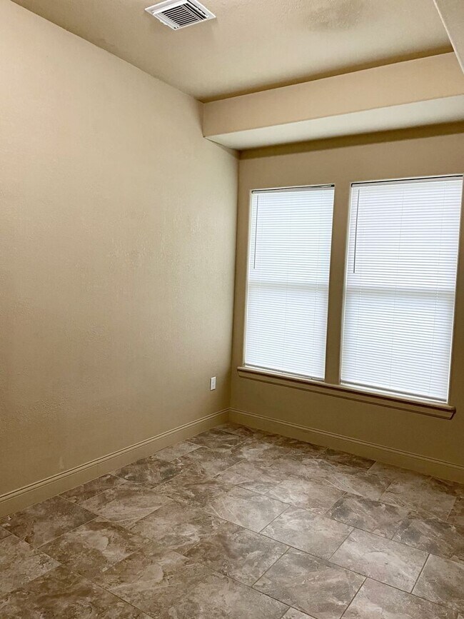 Foto del edificio - 4650 Highland Ave