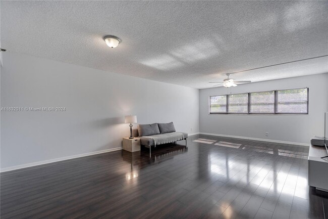 Building Photo - 3200 Port Royale Dr N