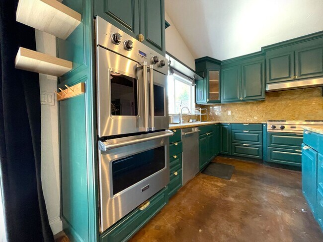 Foto del edificio - Custom 3-Bed, 2.5 -Bath Retreat with Luxur...