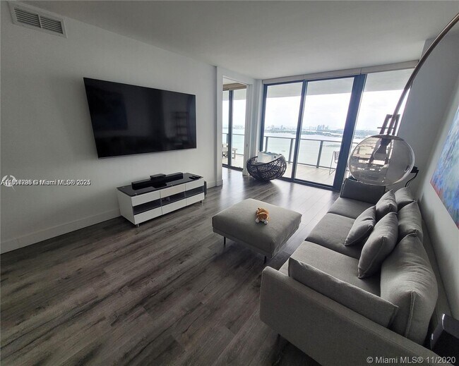 Foto del edificio - 650 NE 32nd St