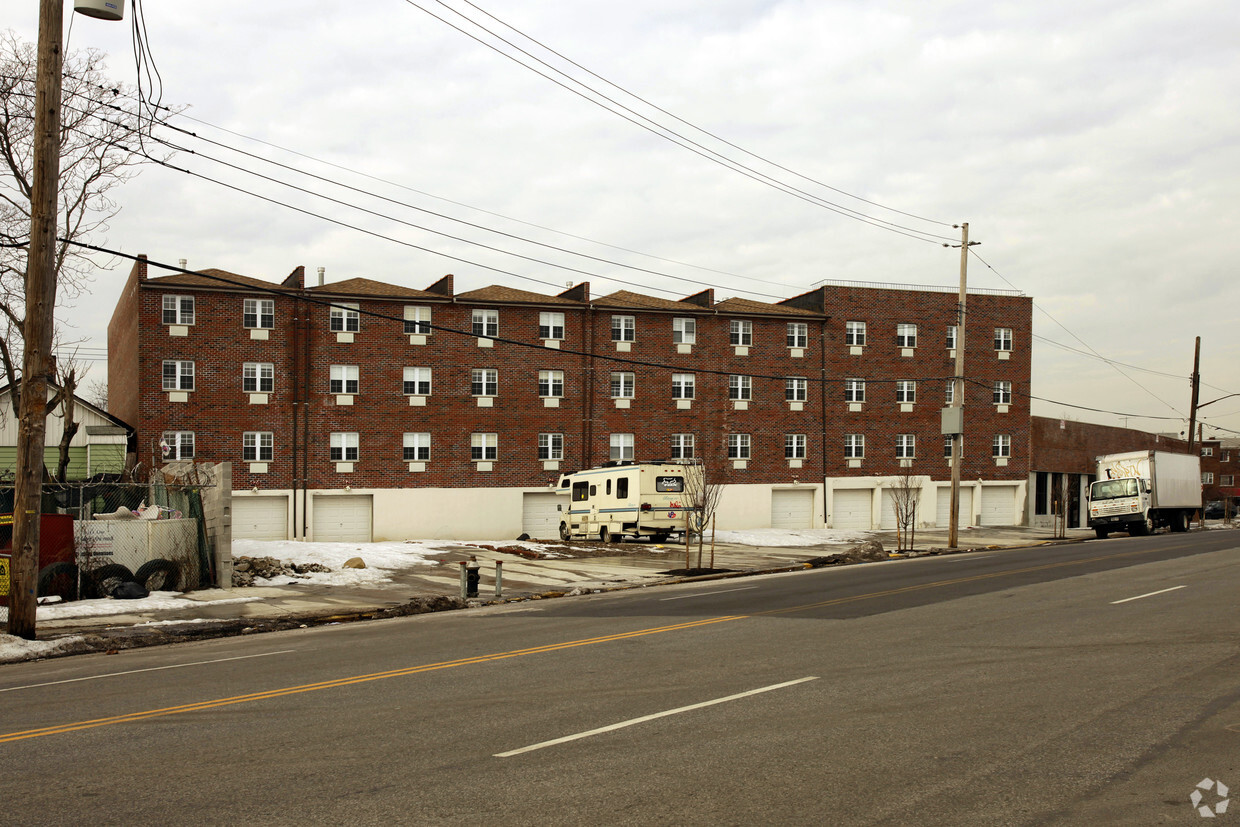 Primary Photo - 461 Sound View Ave