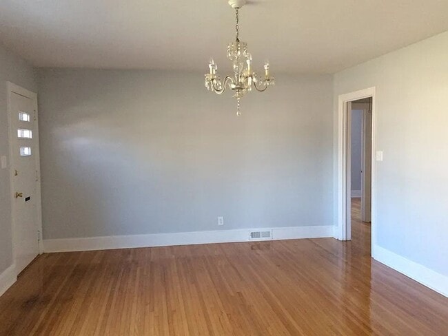 Foto del edificio - Adorable 3 bedroom 2 bath ranch style brick home is located in the sought-after historic McCrorey...