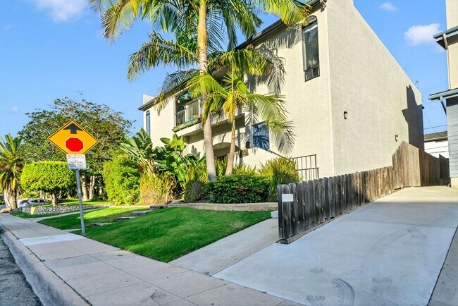 Foto del edificio - Great 3/2 in Crown Point!  Across from the street from bay access and available immediately!