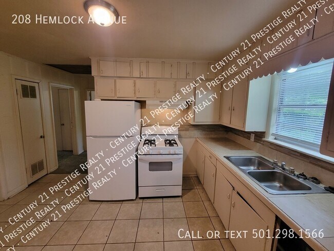 Building Photo - 208 Hemlock Avenue