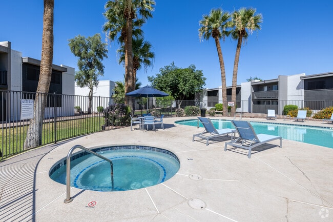 Main Pool and Spa - Emerald Apartments