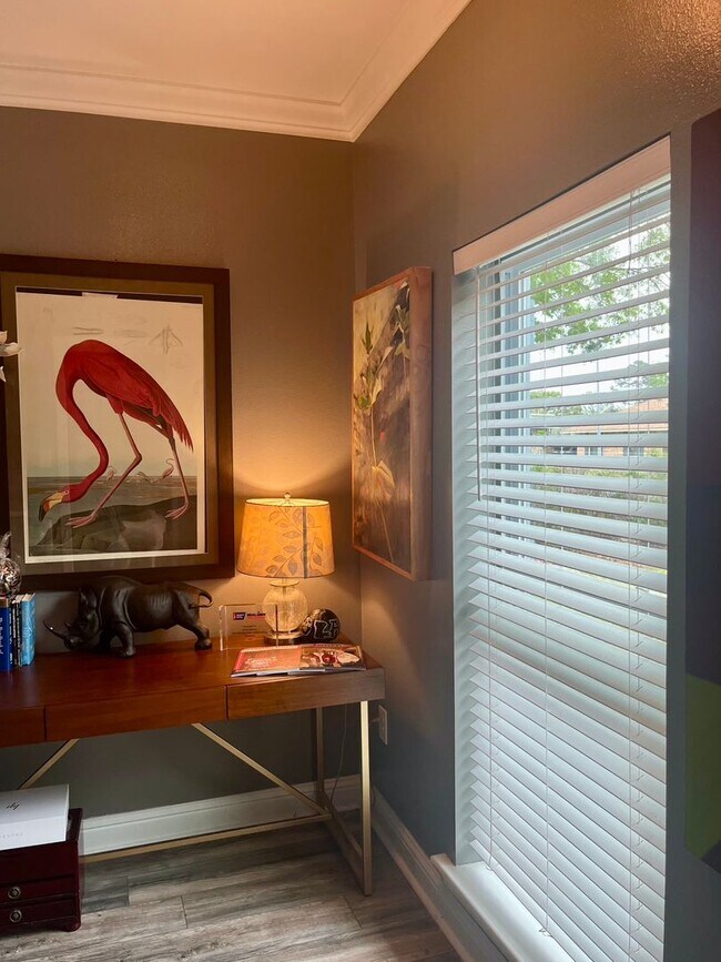 Building Photo - MOVE IN SPECIAL 1/2 MONTH RENT FREE! Beaut...
