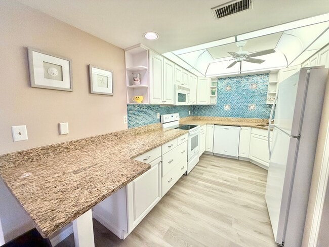 Foto del edificio - ** VANDERBILT BEACH ** 3 BED / 2 BATH CONDO - WEST OF 41 - NORTH NAPLES - ANNUAL RENTAL