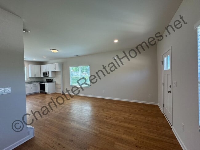 Building Photo - New 3 bed 2.5 bath home in Hickory!