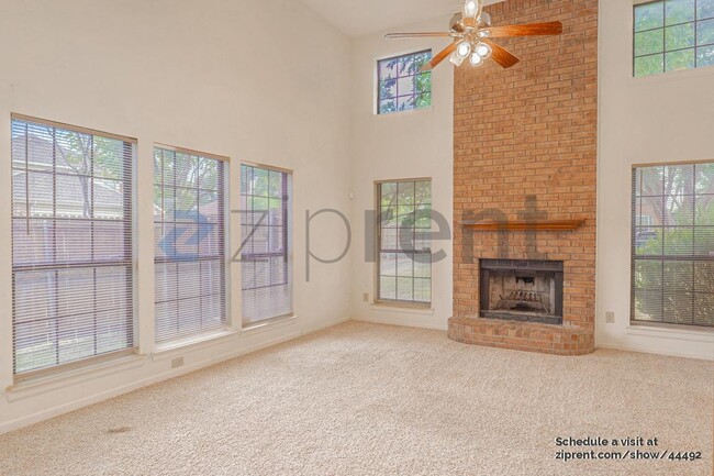 Building Photo - 1929 Pinecrest Dr