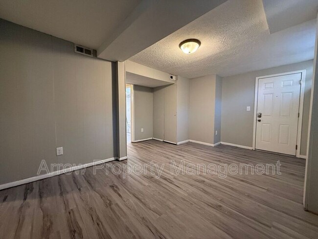 Building Photo - 2049 Worthington Ave