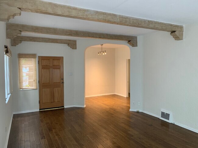 Building Photo - 2065 N Vermont Ave