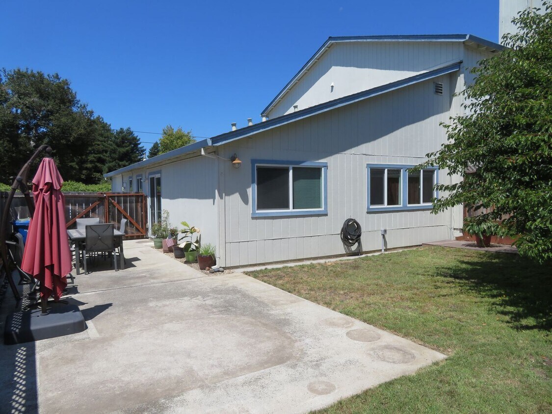 Foto principal - Beautiful 2 bed 1 bath end unit Townhome i...