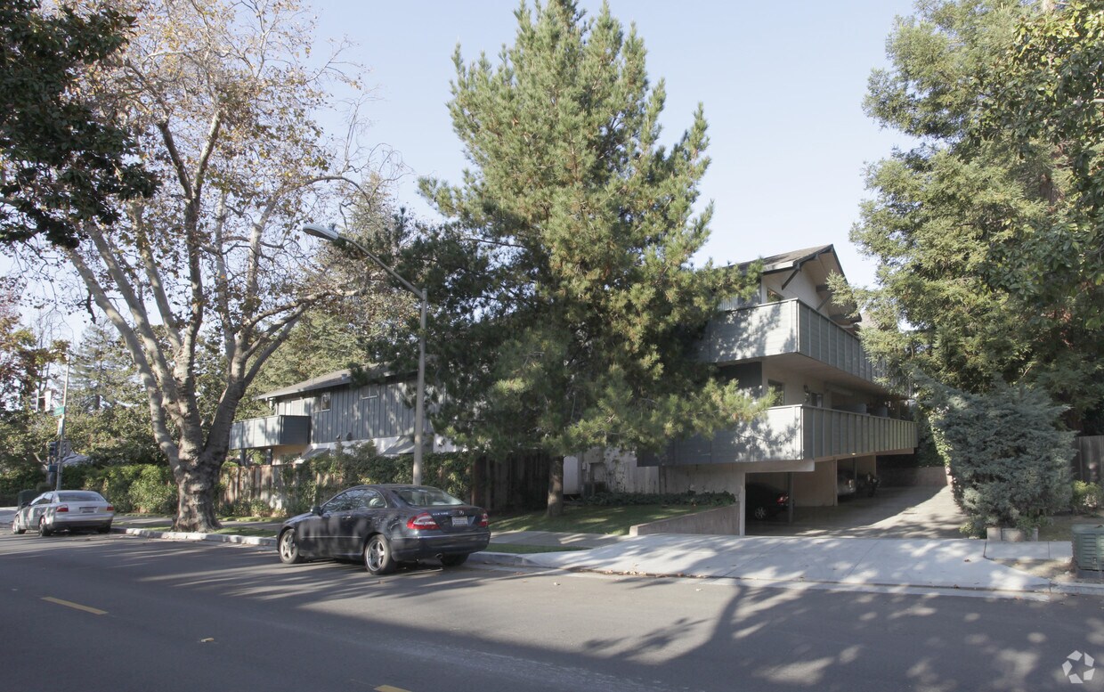 Building Photo - 800 University Ave
