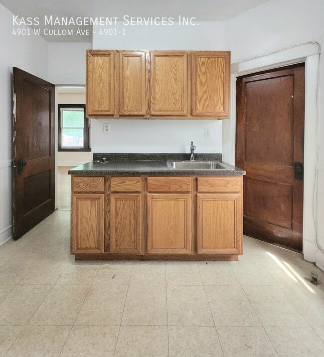 Building Photo - 4901 W Cullom Ave