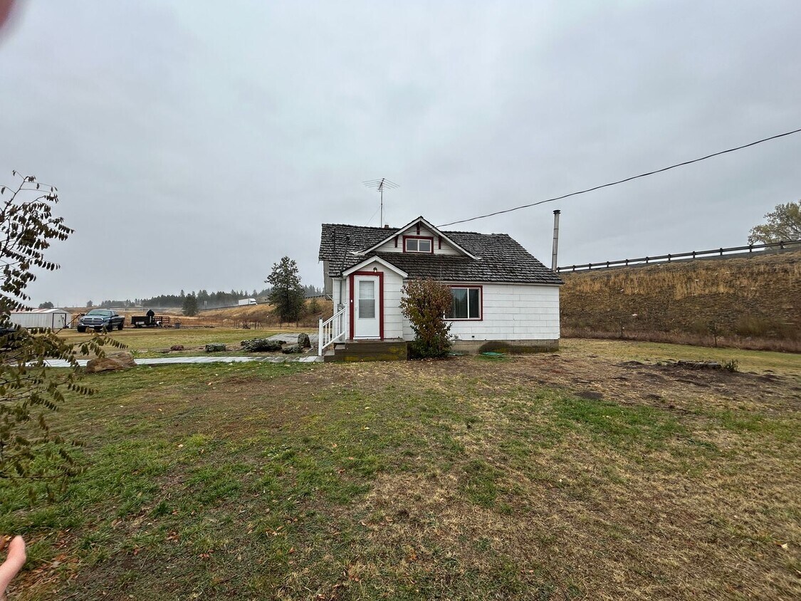 Primary Photo - Country Living