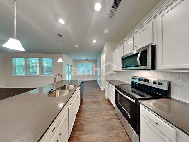 Foto del edificio - 7405 Garrett Ct