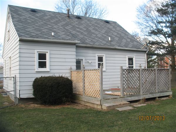 Building Photo - 321 W Cherry St