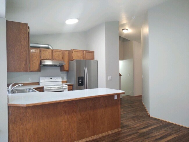 Foto del edificio - Spacious House - Brand New Flooring - Available Now!!