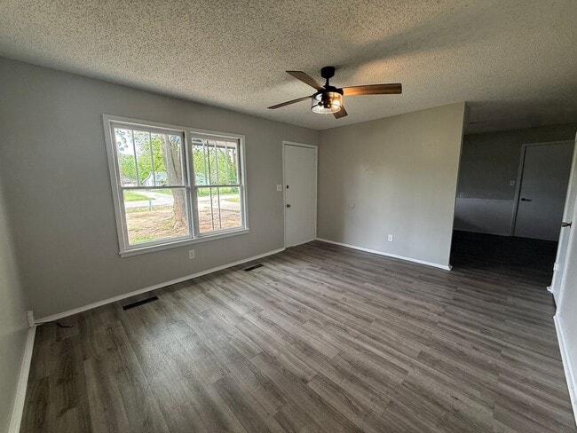 Building Photo - AVAILABLE NOW! 3 bed 1 bath with 1 car attached garage