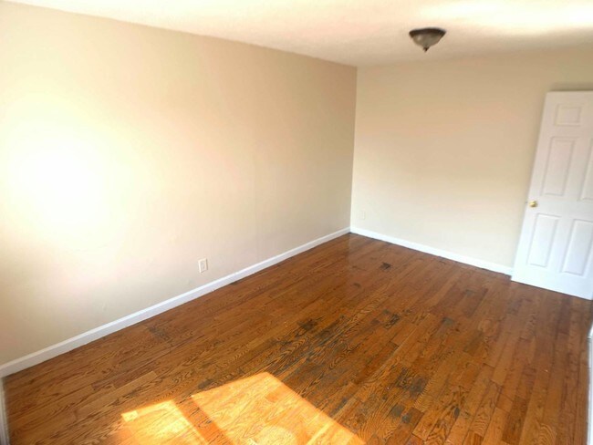 Foto del edificio - 637 E 83rd St