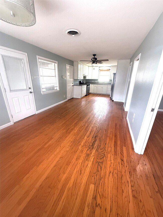 Building Photo - 12 Willow Ln