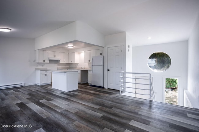 Building Photo - 919 E Spruce Ave