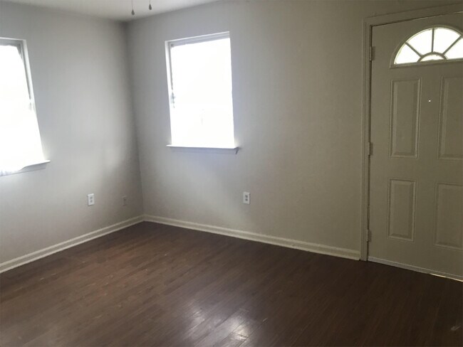 Building Photo - 3713 Mistletoe St