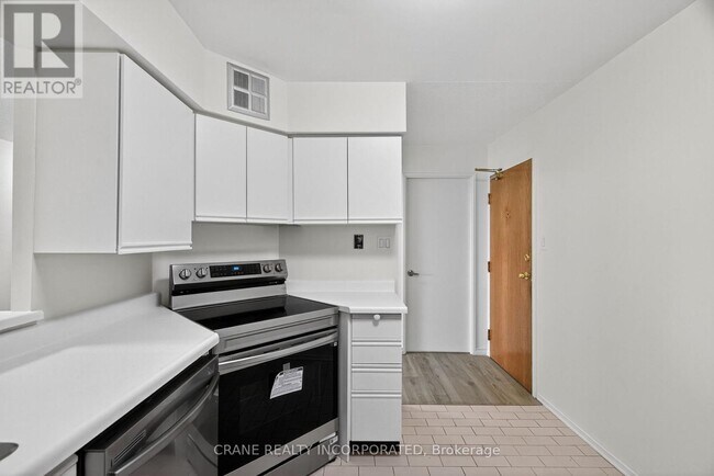 Building Photo - 326-326 Major Mackenzie Dr E