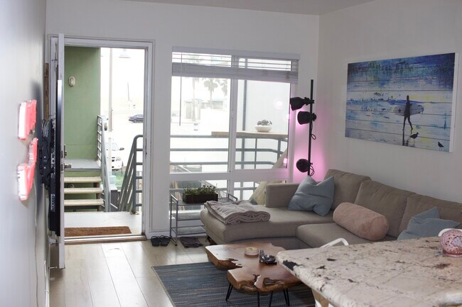 Building Photo - 2207 Ocean Front Walk