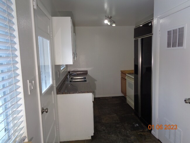 Building Photo - Nicely located close to Memorial Park and ...