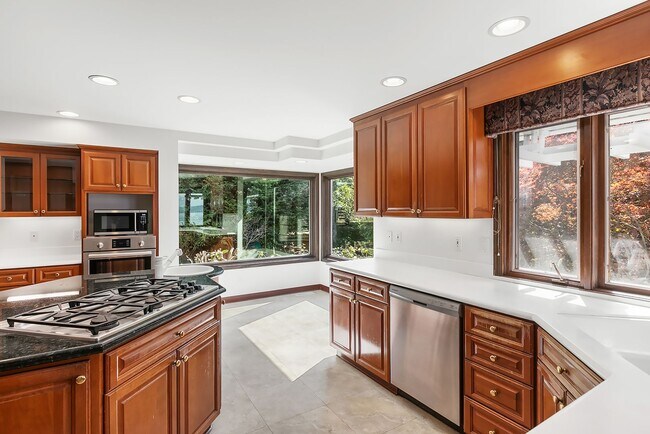 Foto del edificio - Normandy Park House: Picturesque Views, Sport Court, Upgrades Throughout