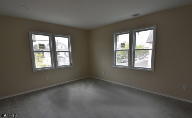 Building Photo - 430 Clifton Ave