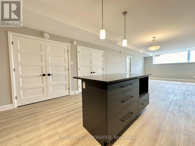 Building Photo - 904 Chablis Cres