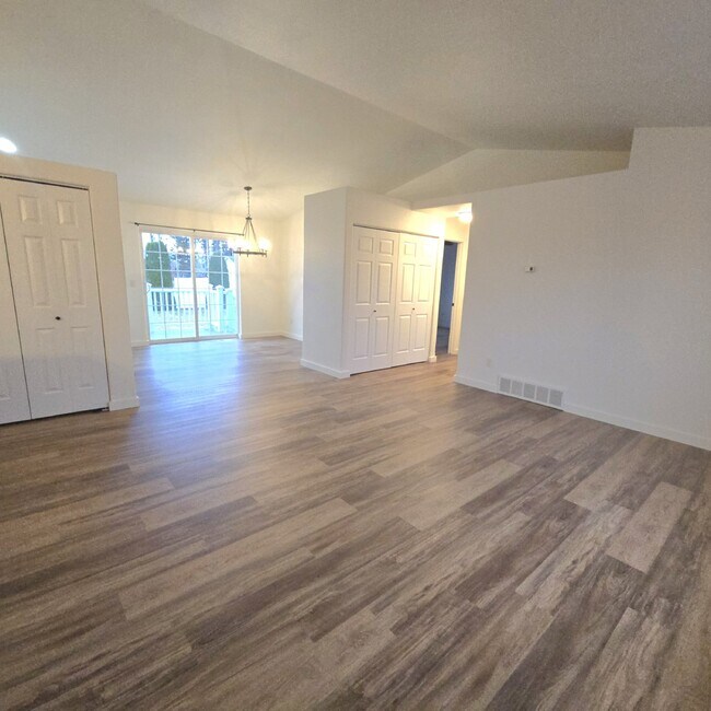 Foto del edificio - Remodeled 3 bedroom, 2 bathroom, 2 car garage + shop