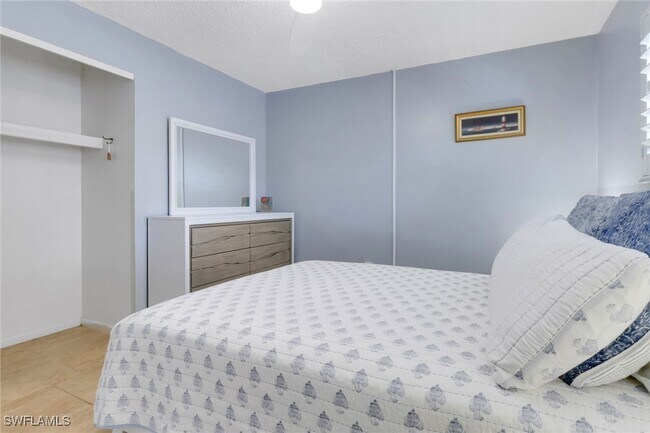 Foto del edificio - 788 Park Shore Dr