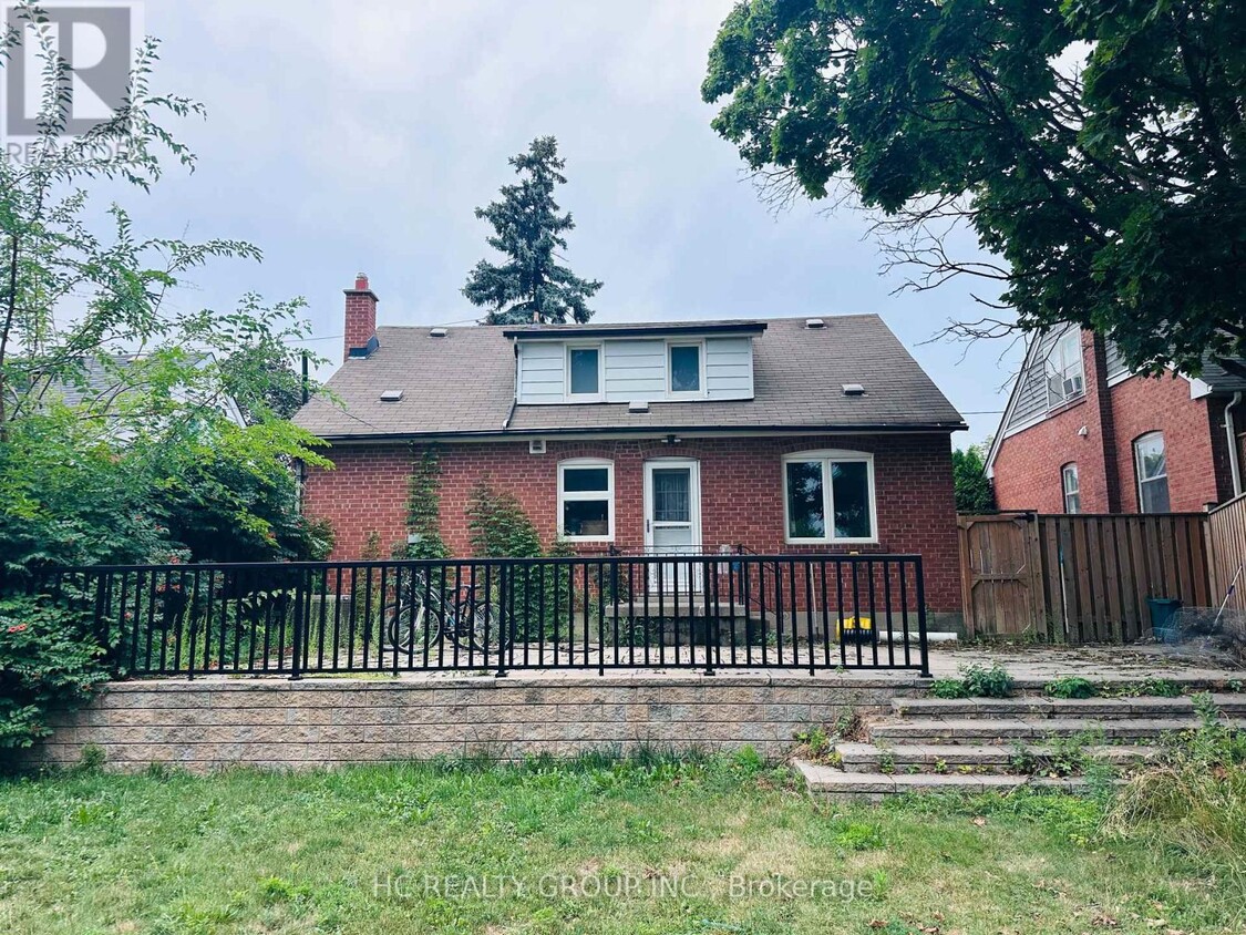 Building Photo - 673 Glengrove Ave W