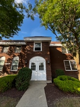 Building Photo - 10 Bristol Dr