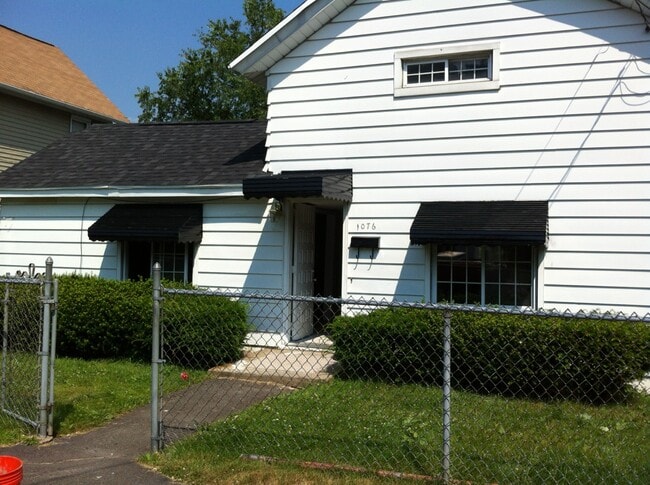 Building Photo - 1076 W Market St