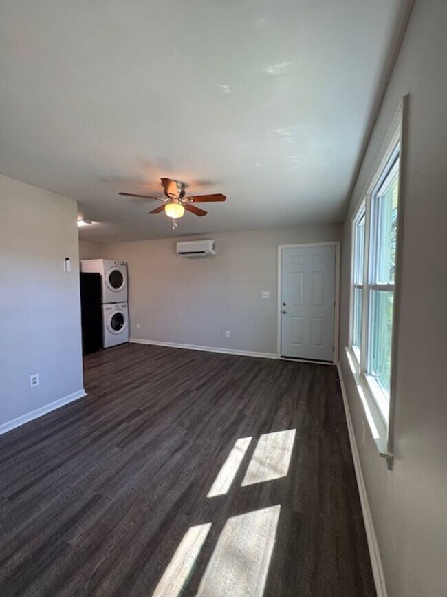 Foto del edificio - End Unit of Tri-Plex - in downtown Greer - 1 BD, 1 full BA, Nice Size Den, Kitchen with new appli...