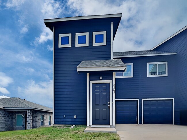 Building Photo - 3255 Karen St