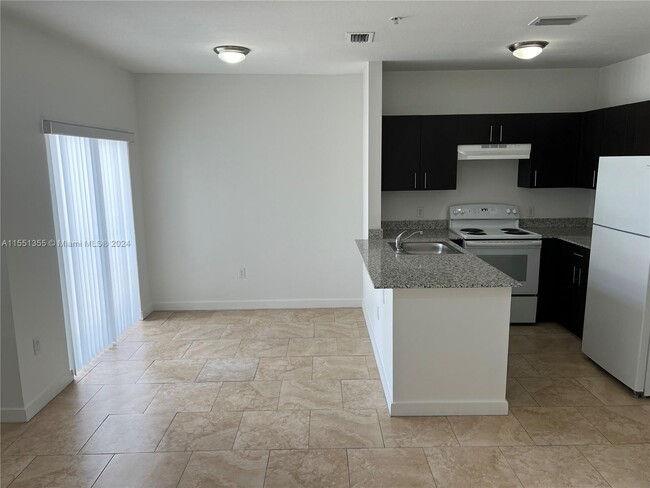 Foto del edificio - 7941 W 2nd Ct