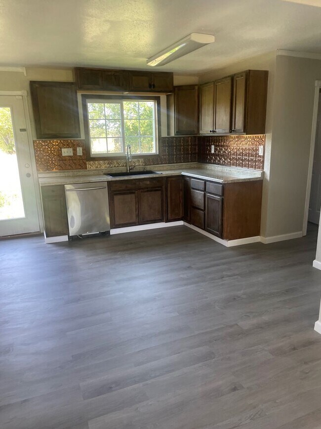 Foto del edificio - 4 Bedroom, 2 Bathroom Home