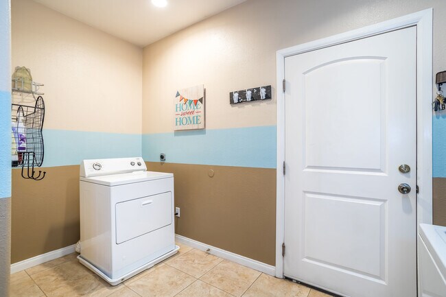 Foto del edificio - 8846 W Avenue C