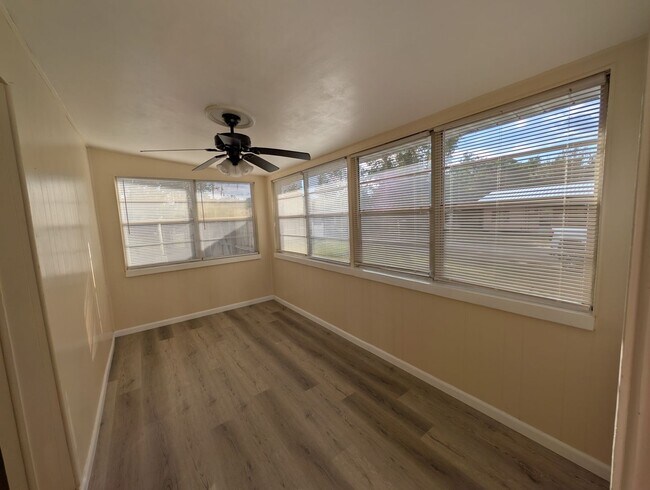 Building Photo - 2 Bed House, 1 Bath Carport, Solid Home