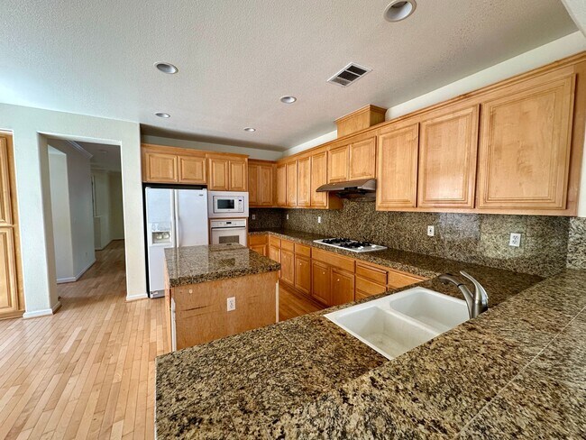 Foto del edificio - LUXURY HOME WITH BEAUTIFUL FINISHES CENTRA...