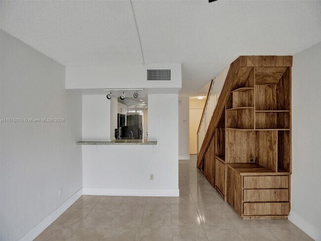 Building Photo - 9210 Fontainebleau Blvd