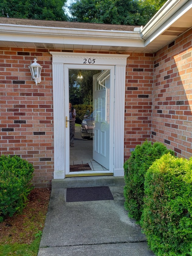 Primary Photo - 205 Greenview Ct