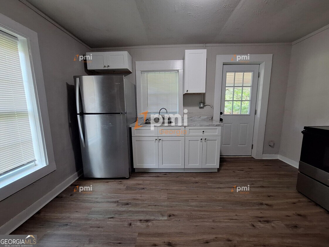 Primary Photo - 130 Irwin St