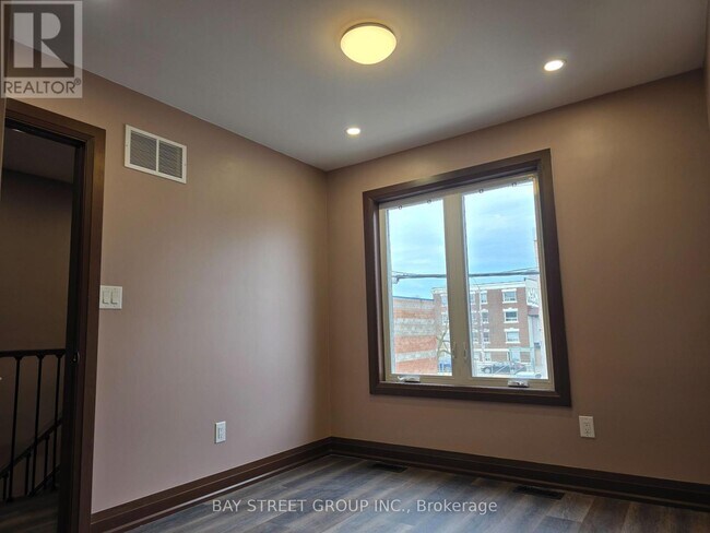 Photo du bâtiment - 108 Chatham Ave