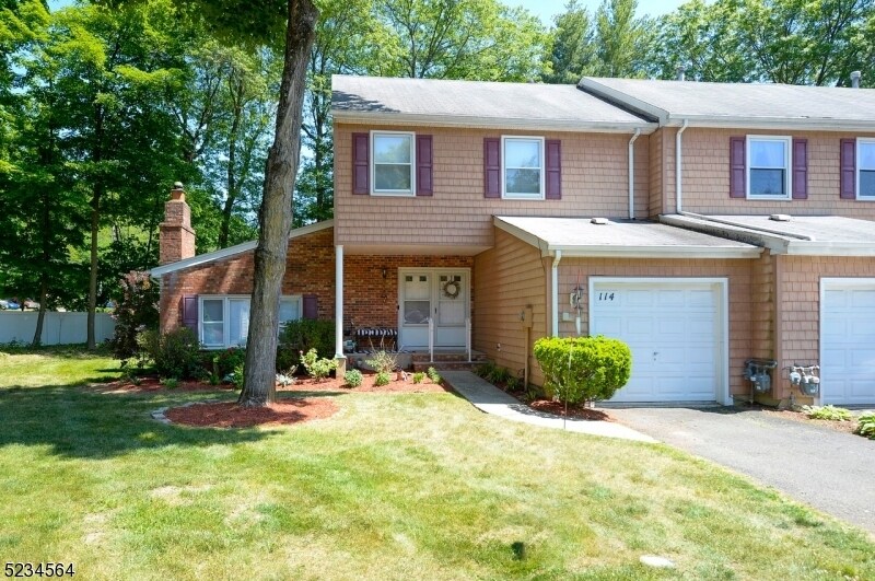 Primary Photo - 114 Saratoga Square